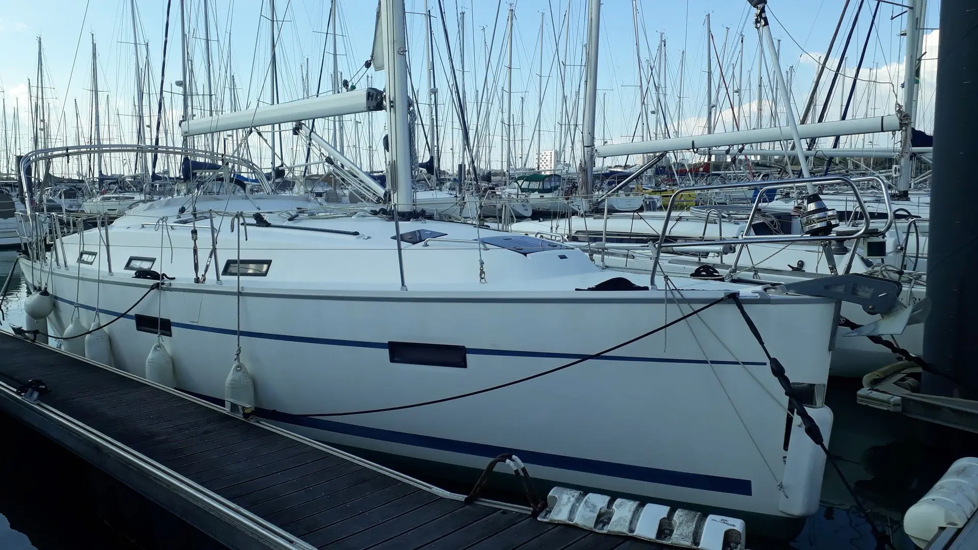 Bavaria Cruiser 36 — Voilier blanc amarré dans une marina, vu de trois quarts bâbord.