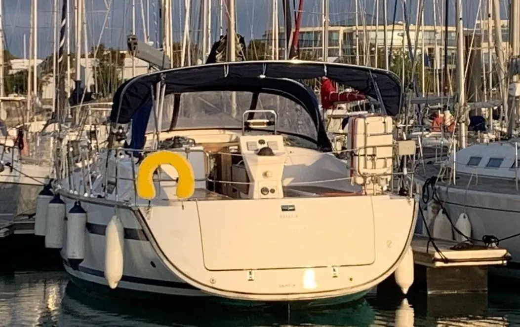 Bavaria Cruiser 36 — Vue arrière d’un voilier amarré dans une marina.