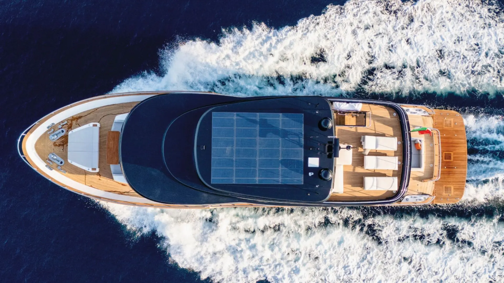 Apreamare MAESTRO 88 — Bateau vu du dessus, naviguant à grande vitesse sur une mer agitée.
