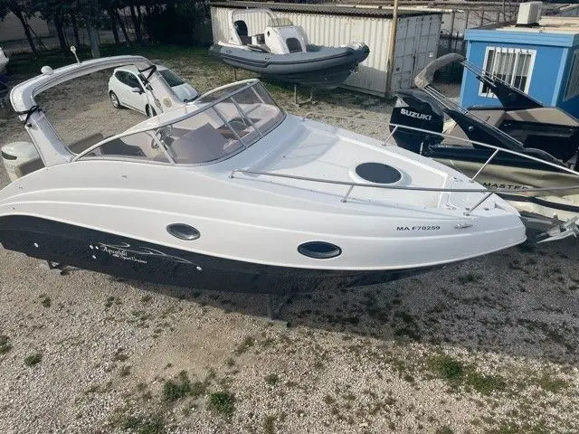 Aquabat sport cruiser — Bateau à moteur blanc présenté sur un terrain, vu de trois quarts bâbord.