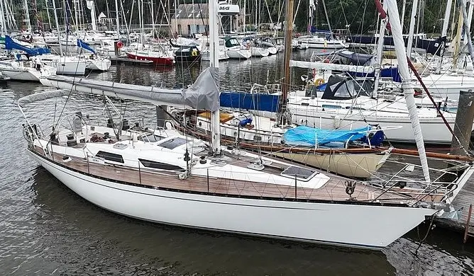 Baltic Yachts Baltic 43 — Voilier blanc amarré dans une marina, photographié depuis le quai.