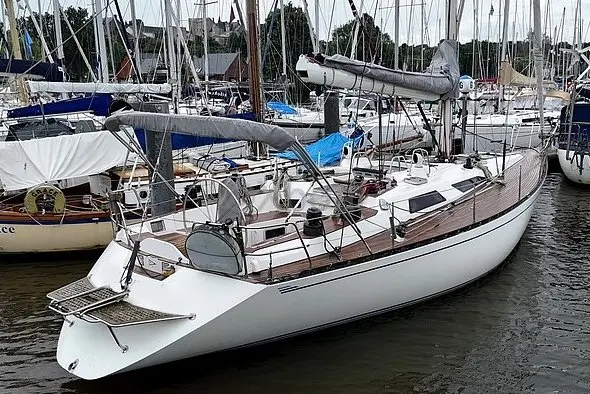 Baltic Yachts Baltic 43 — Voilier blanc amarré dans une marina, vu de trois quarts arrière.