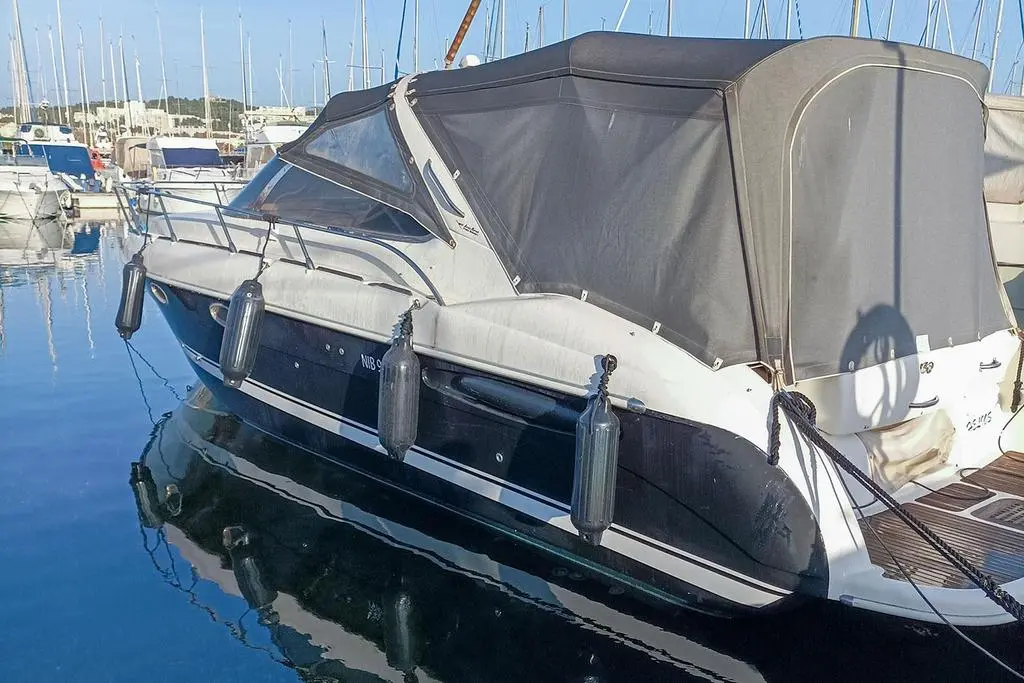 Airon Marine 325 — Bateau à moteur amarré dans un port, vu de trois quarts.