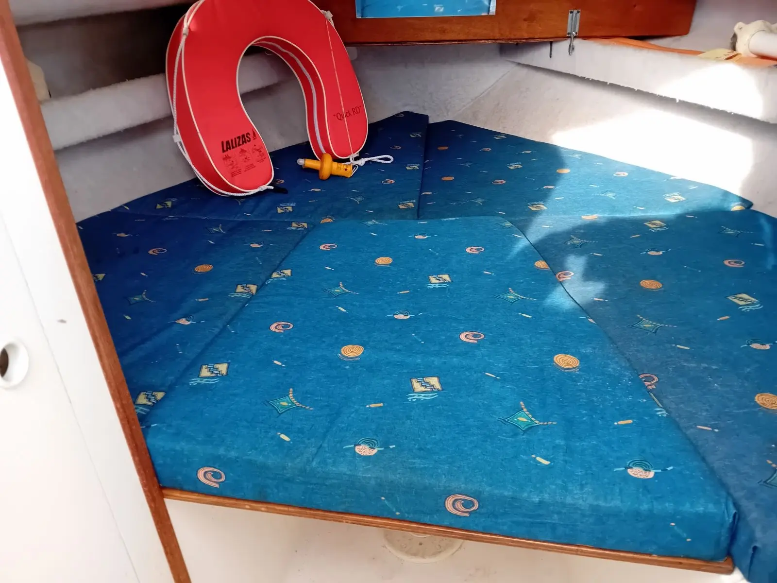 Drago Sorocos 640 — Vue d'une couchette intérieure avec matelas bleu et bouée de sauvetage rouge.