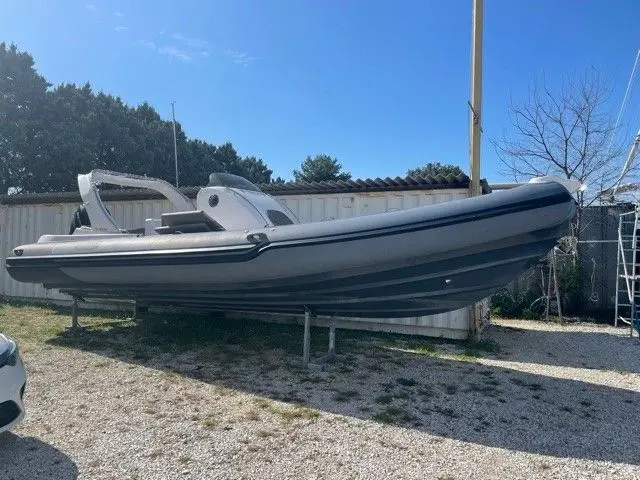 Italboats STINGHER 30 GT — Bateau pneumatique gris présenté sur bers, vu de trois quarts à terre.