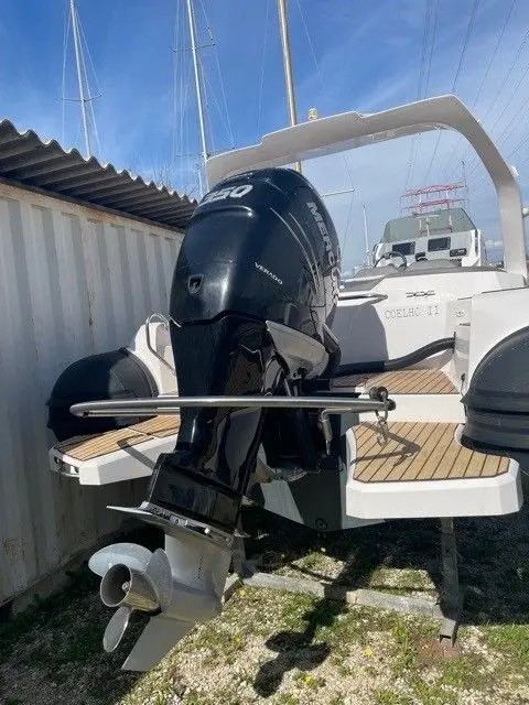 Italboats STINGHER 30 GT — Vue arrière d’un bateau hors de l’eau, avec un moteur hors-bord visible.