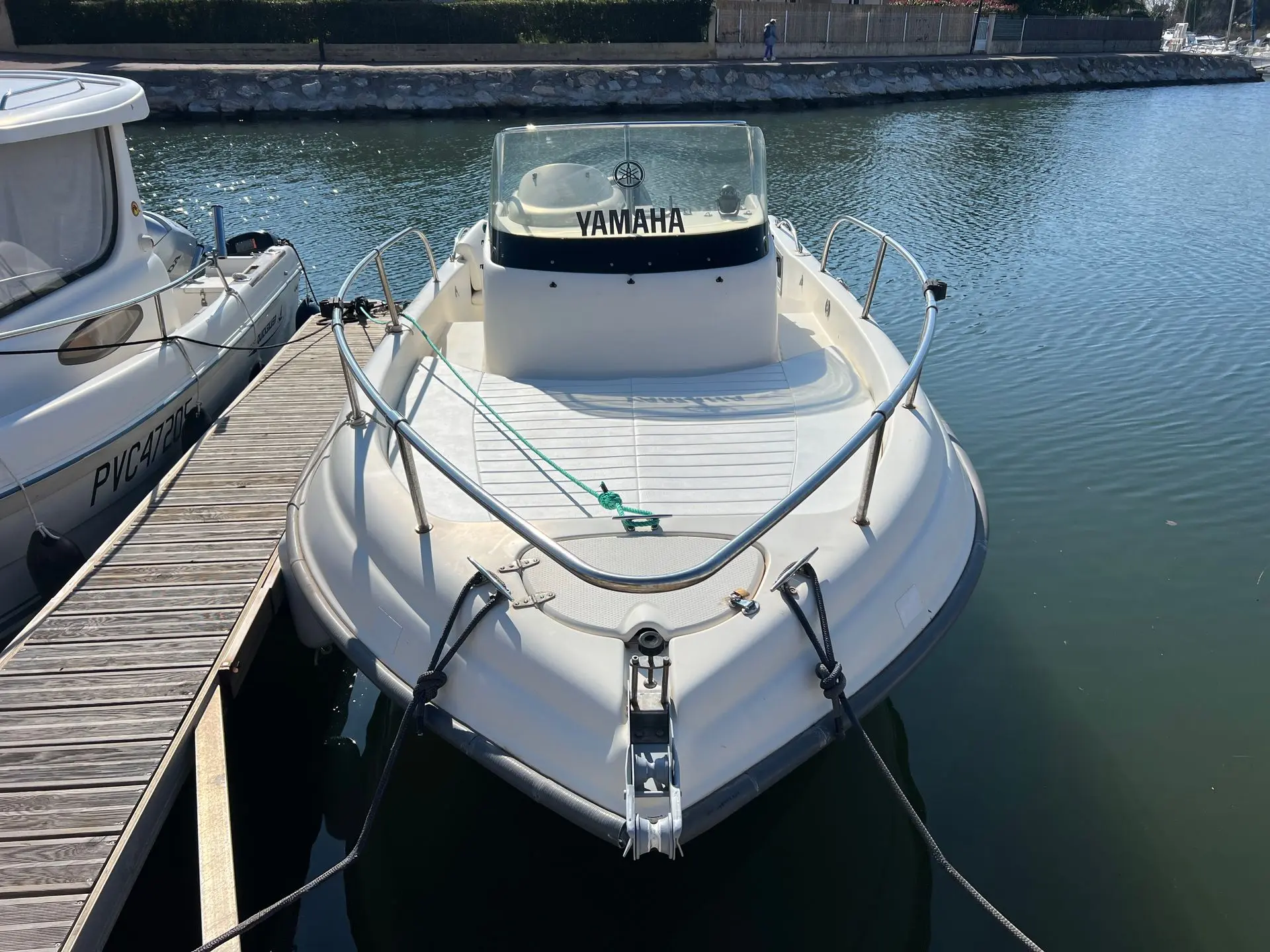 Ultramar Winner 650 — Bateau à moteur blanc amarré au ponton, photographié depuis l’avant.