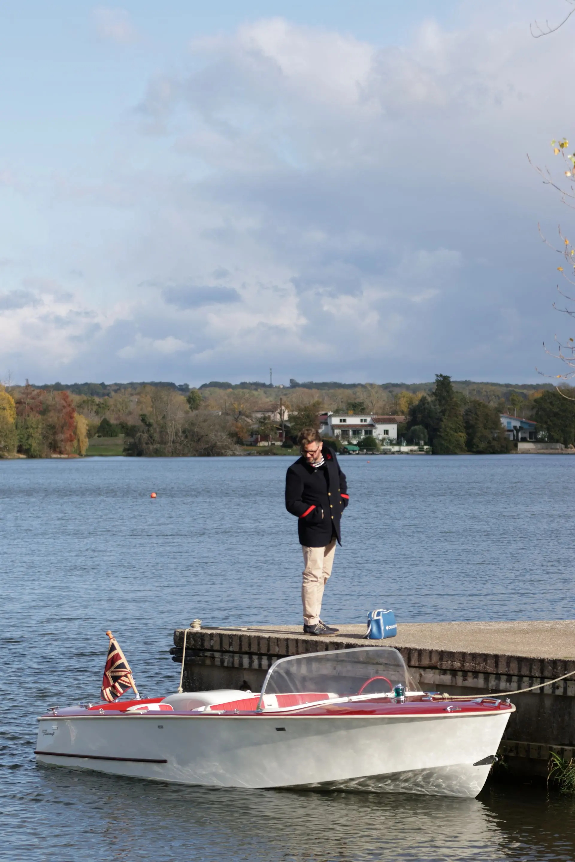 Dowty Turbocraft — Bateau de plaisance rouge et blanc amarré sur un plan d’eau