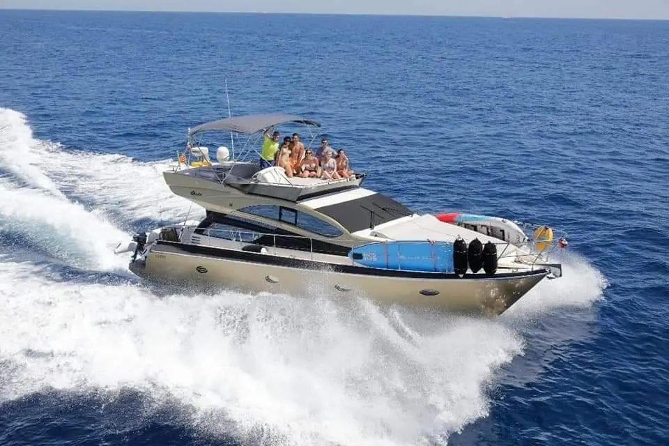 Rodman Muse 44 — Vedette à moteur naviguant à vive allure sur une mer dégagée.