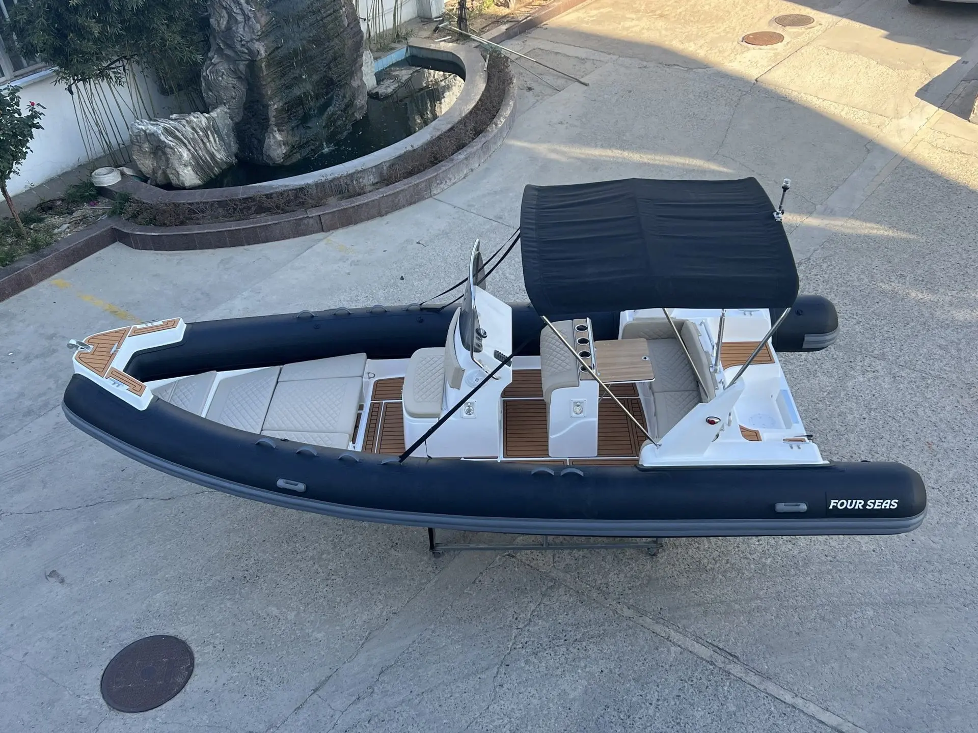 Four Seas F 680 — Bateau pneumatique semi-rigide vu du dessus, présenté à terre.