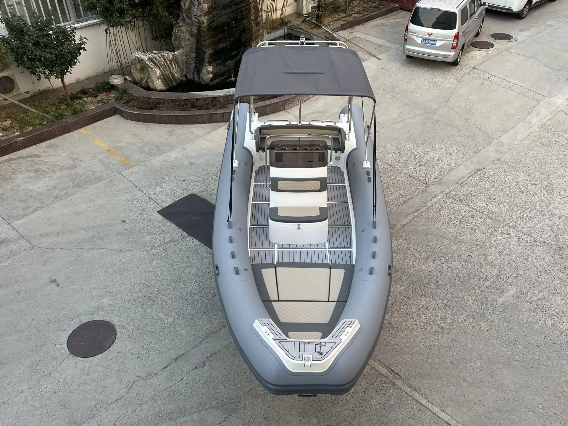 Four Seas F 750 — Vue plongeante d’un bateau pneumatique gris, aménagé de sièges et d’un taud.