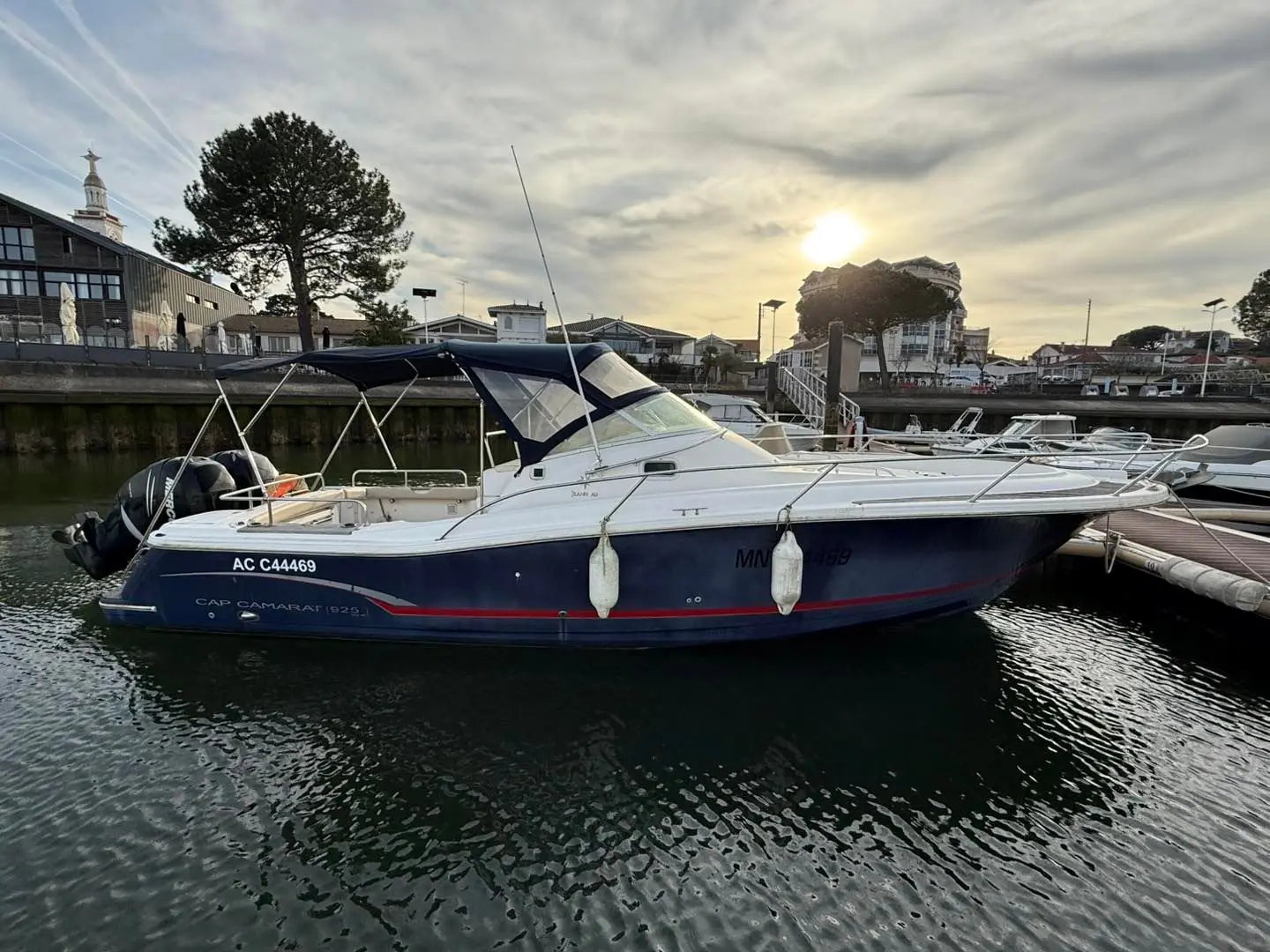 Jeanneau Cap Camarat 925 — Bateau à moteur amarré dans une marina, vu de profil tribord.