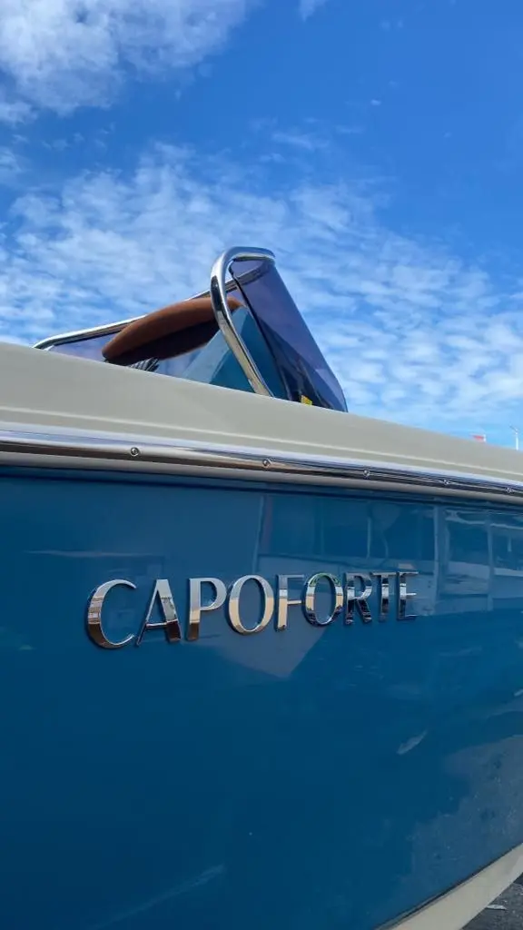 Invictus Capoforte FX 200 — Vue rapprochée du flanc bleu d’un bateau portant l’inscription « CAPOFORTE ».