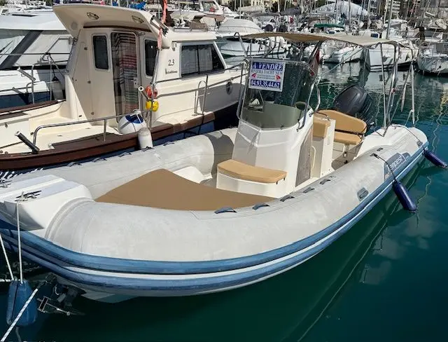 Capelli Tempest 690 — Bateau pneumatique gris à console centrale amarré dans une marina.