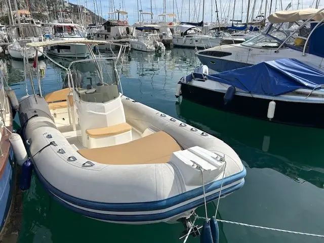 Capelli Tempest 690 — Bateau pneumatique amarré dans une marina, vu en trois quarts arrière.
