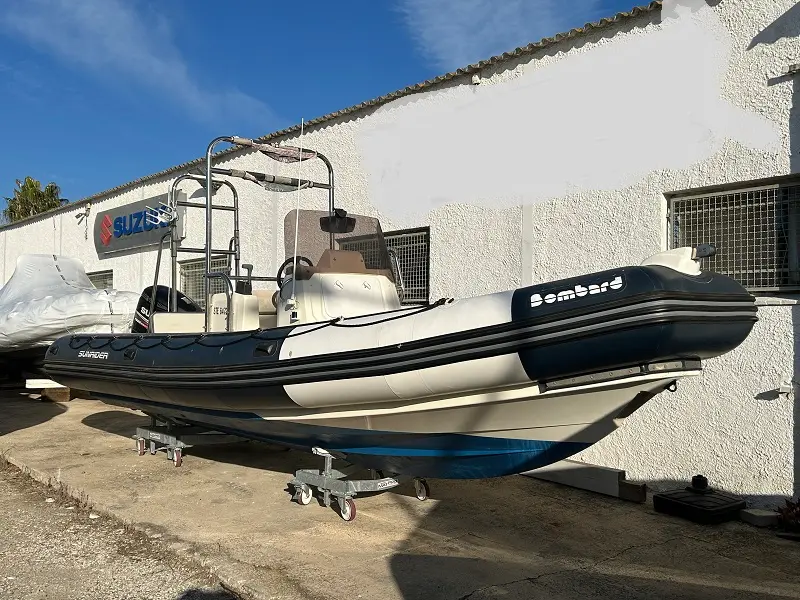 Bombard Sunrider 750 — Bateau pneumatique semi-rigide présenté sur sa remorque devant un bâtiment.
