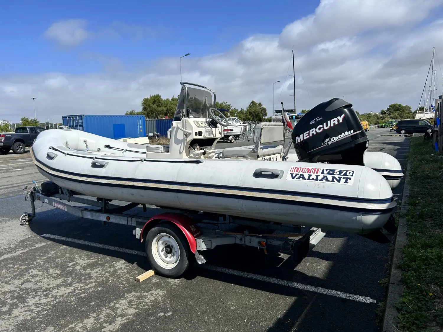 Valiant DR 570 — Bateau semi-rigide blanc à moteur hors-bord, photographié sur sa remorque.