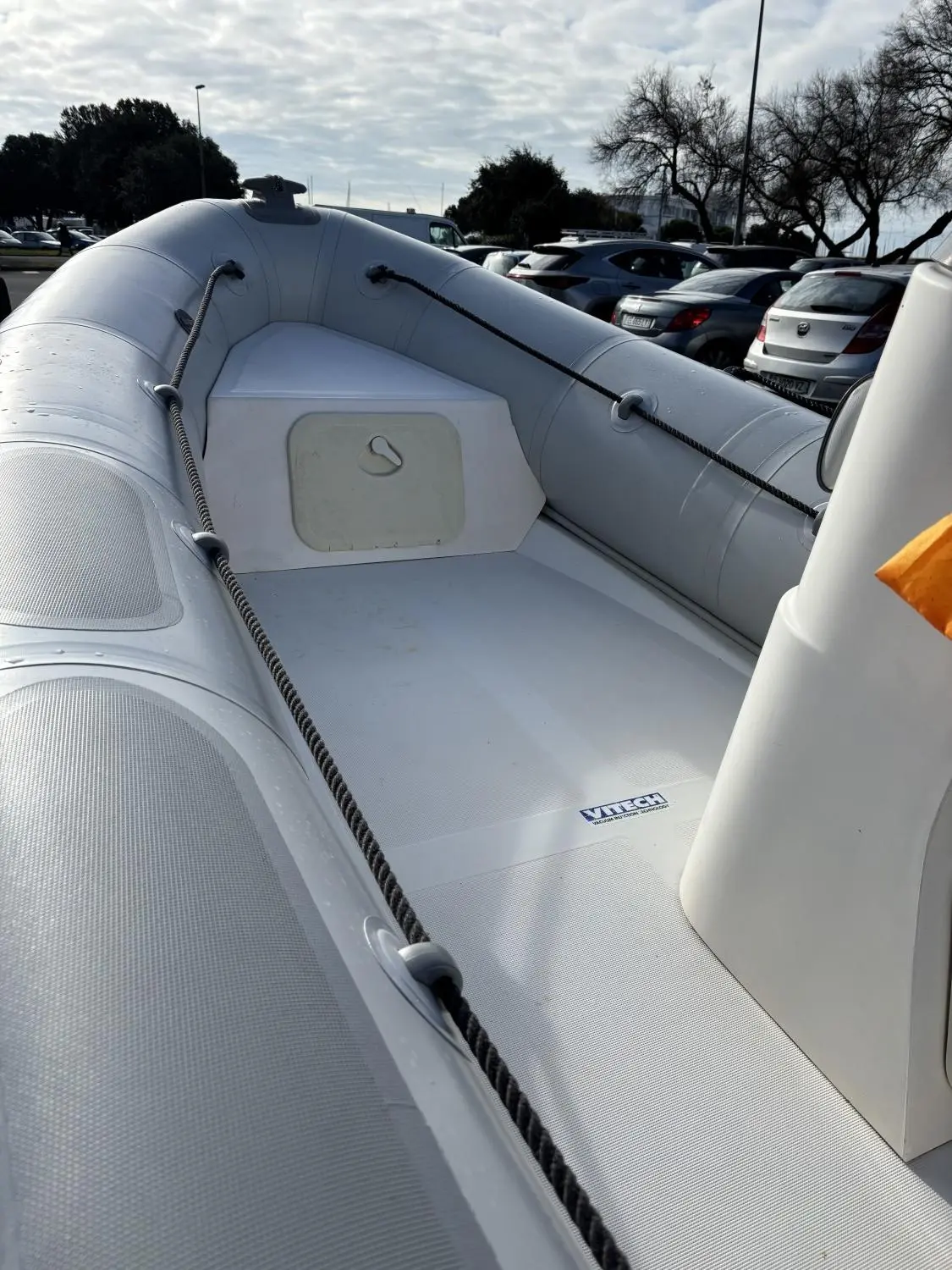 Valiant V 450 — Vue de l’espace avant d’un bateau pneumatique, avec coffres et cordages visibles.