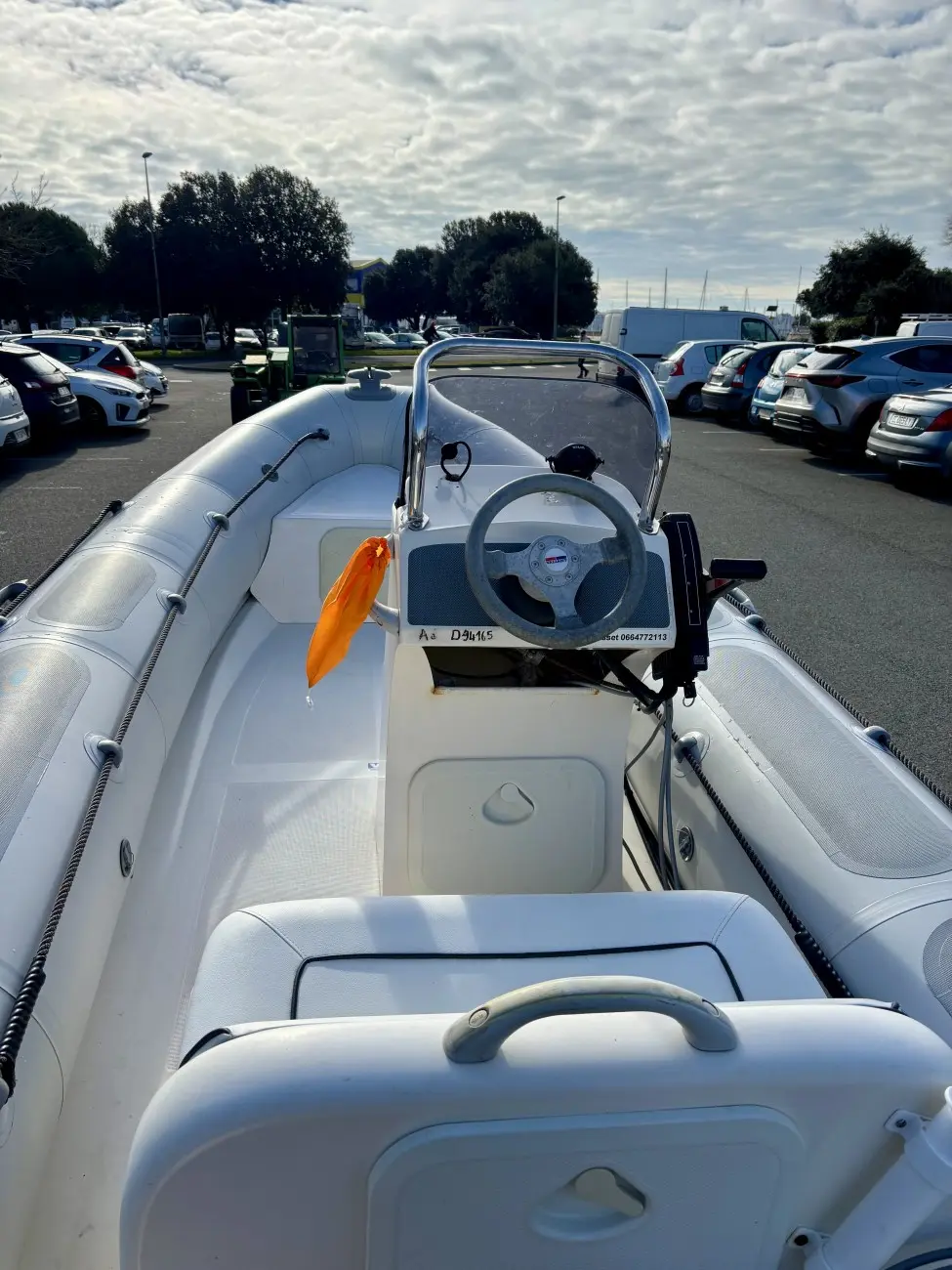Valiant V 450 — Vue du poste de pilotage et de l’intérieur d’un bateau pneumatique.