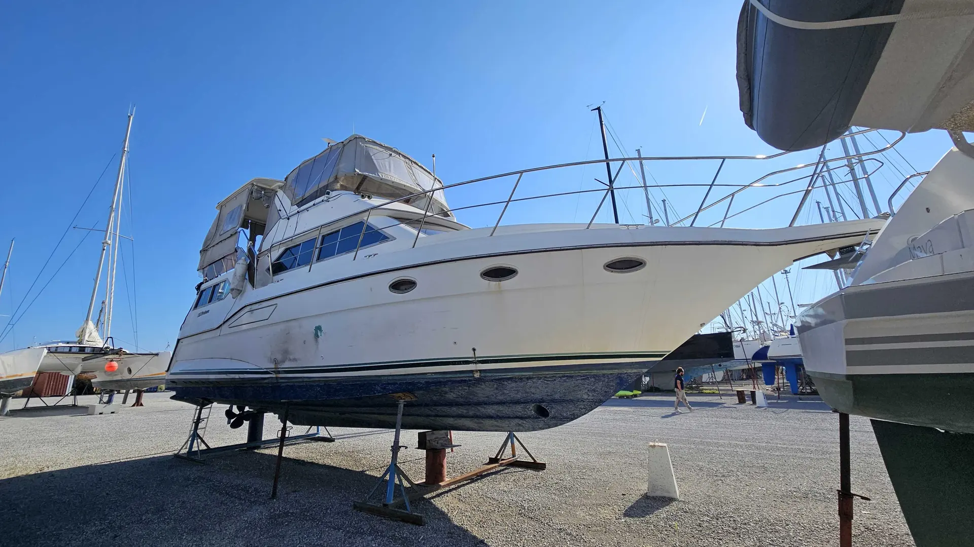 Cruisers Yachts 3850 AFT — Bateau de plaisance blanc photographié à terre, vu de trois quarts.
