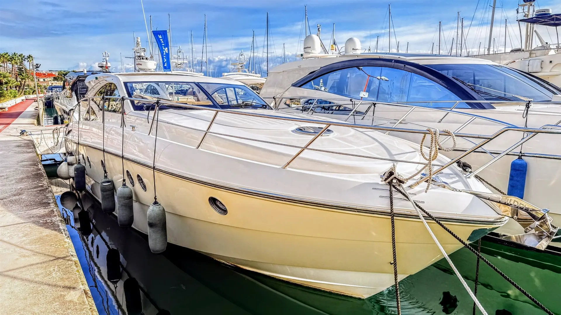 Windy 44 Chinook — Bateau à moteur blanc amarré dans une marina, vu de trois quarts.