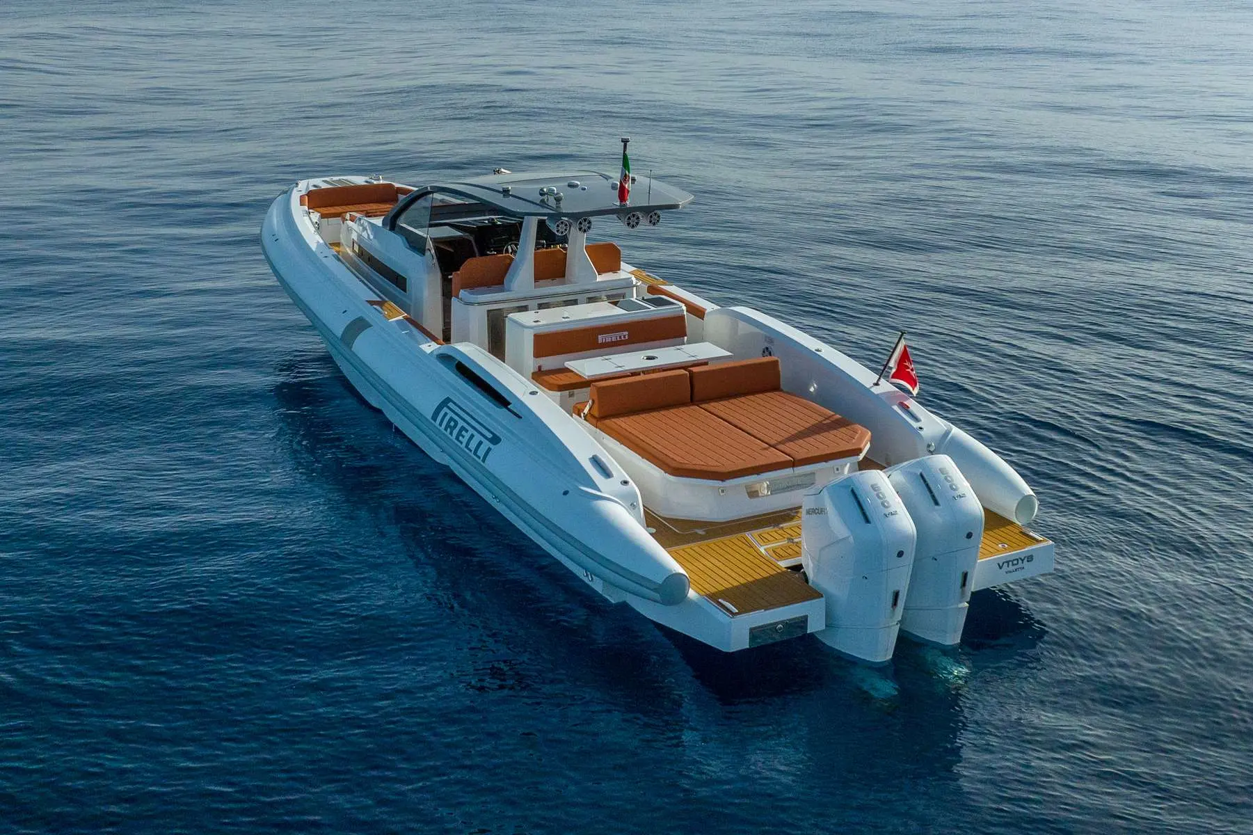 Pirelli 50 — Bateau semi-rigide blanc vu de trois quarts arrière sur une mer calme.