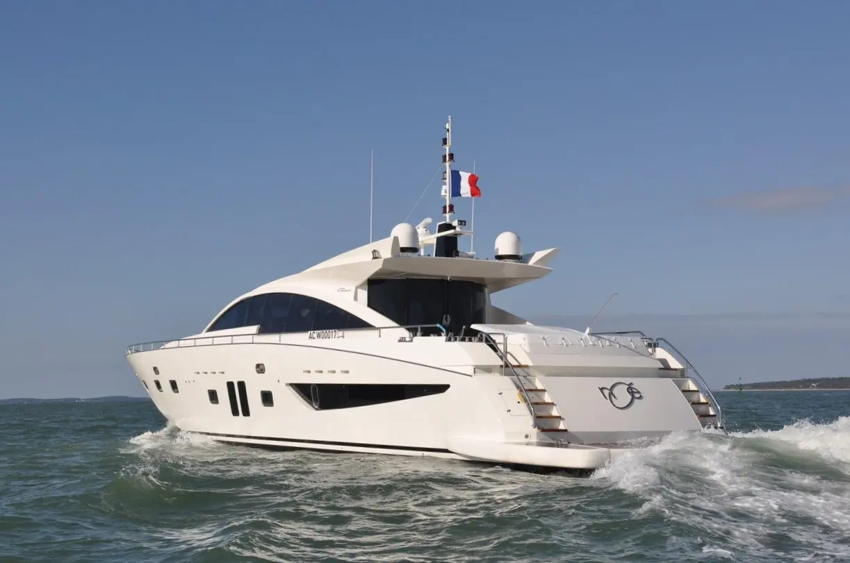 Guy Couach 2800 — Yacht blanc photographié en navigation, vu de trois quarts arrière bâbord.