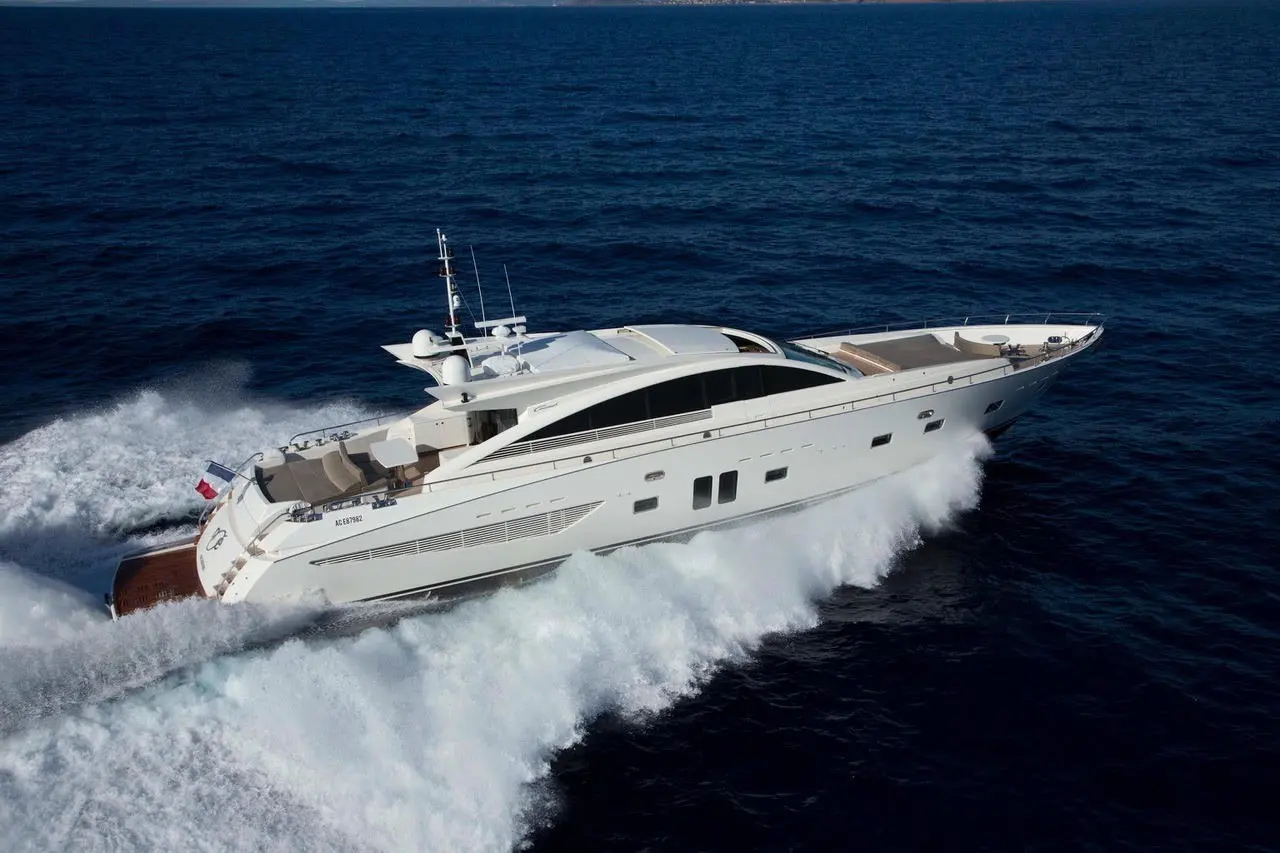 Guy Couach 2800 — Yacht blanc naviguant à vive allure en mer, vu en trois quarts arrière.