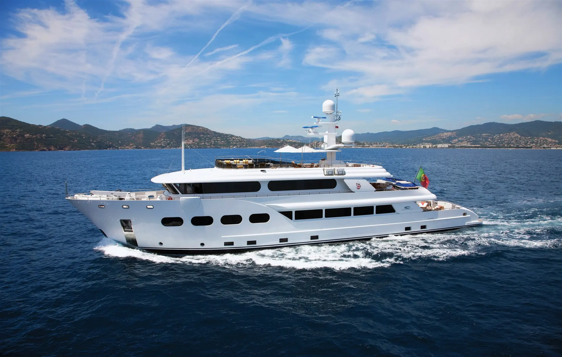 Eurocraft Explorateur 44 — Yacht blanc naviguant au large, vu de profil dans une baie montagneuse