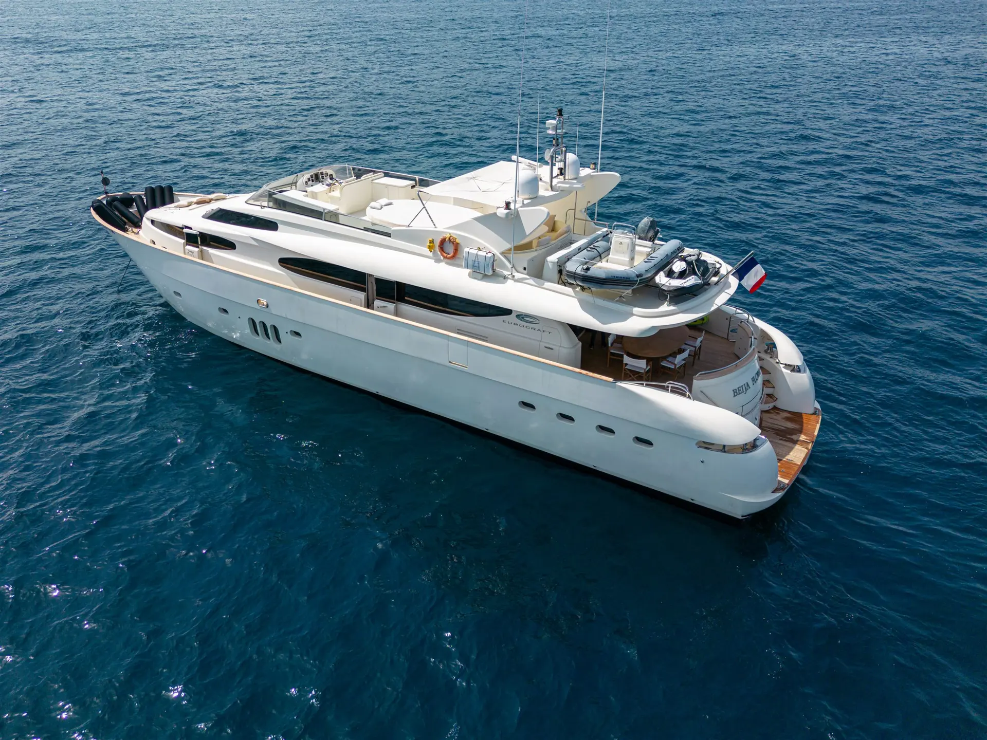 Eurocraft 28m — Vue aérienne en trois quarts d’un yacht blanc sur une mer bleue.