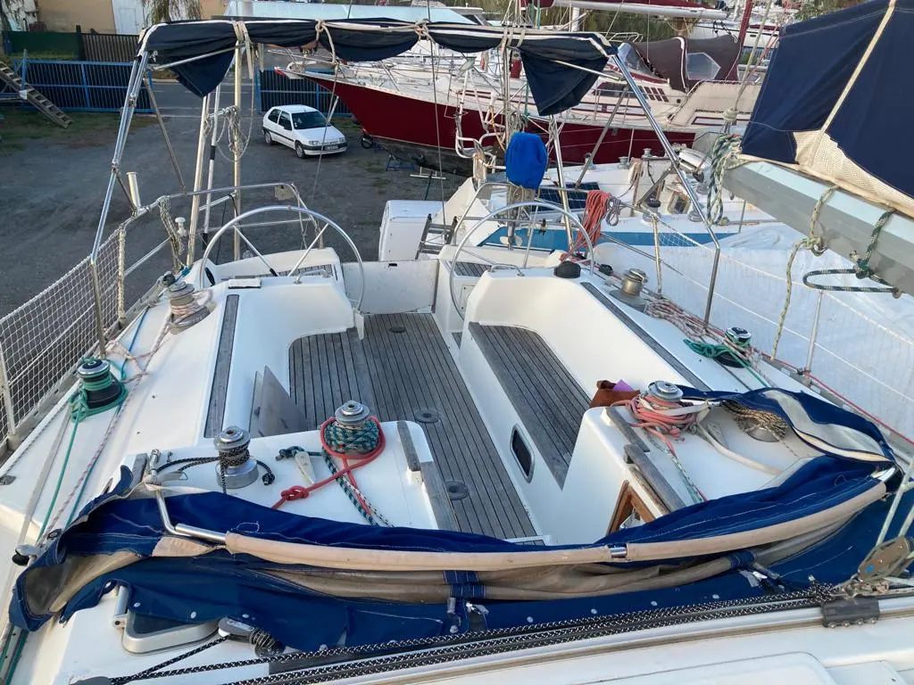 Atlantic 49 — Vue du cockpit et du pont d’un voilier amarré, avec gréement et cordages visibles.