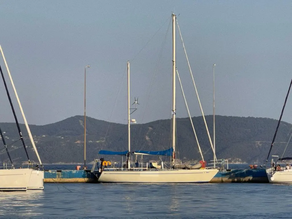 Columbie 451 — Voilier amarré dans une marina, avec des montagnes en arrière-plan.
