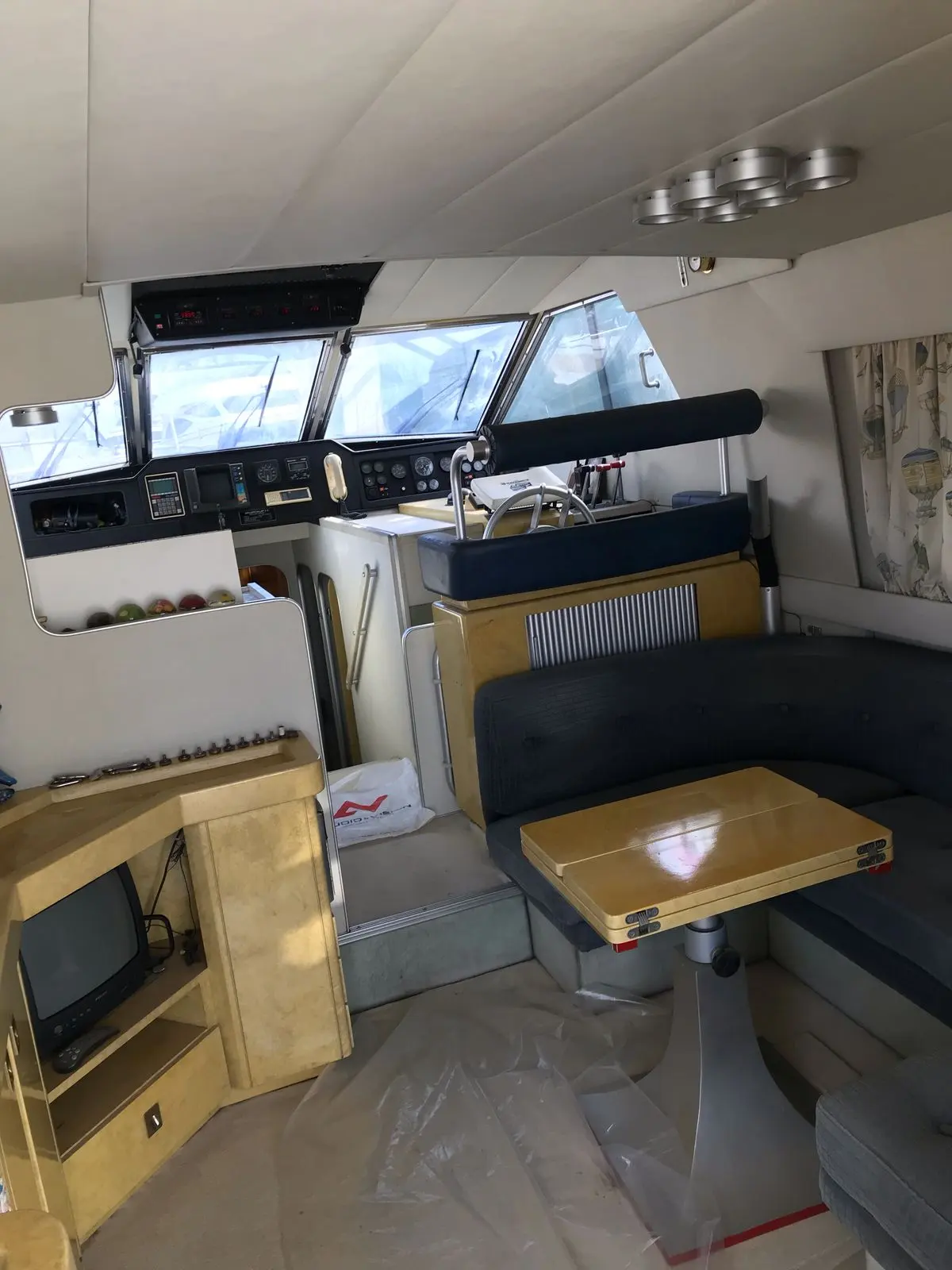 Gallart 1350 — Vue intérieure du poste de pilotage et du salon d’un bateau.