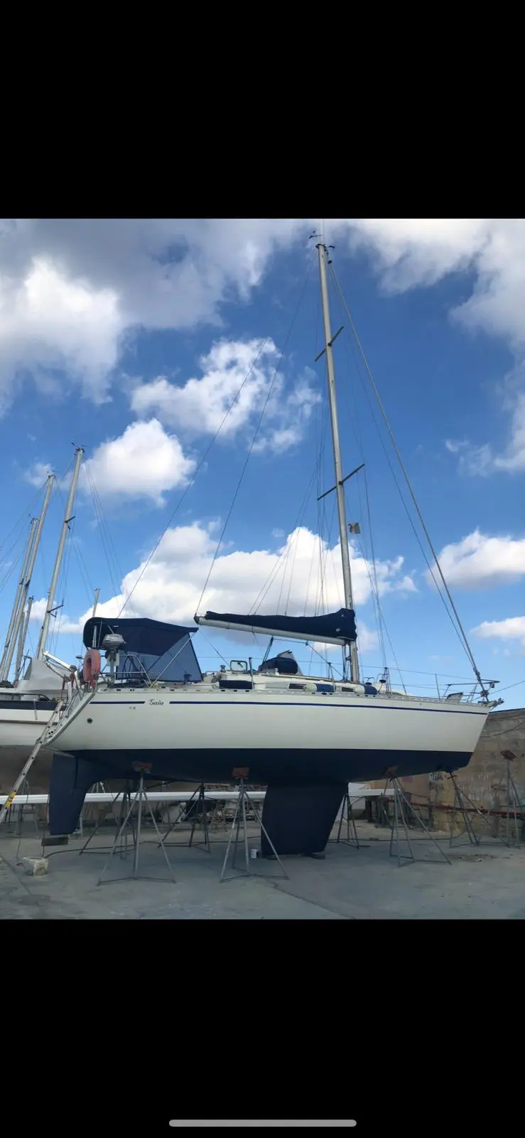 Gibert Marine Gib Sea 372 — Voilier vu de profil, posé sur ber dans un chantier naval.