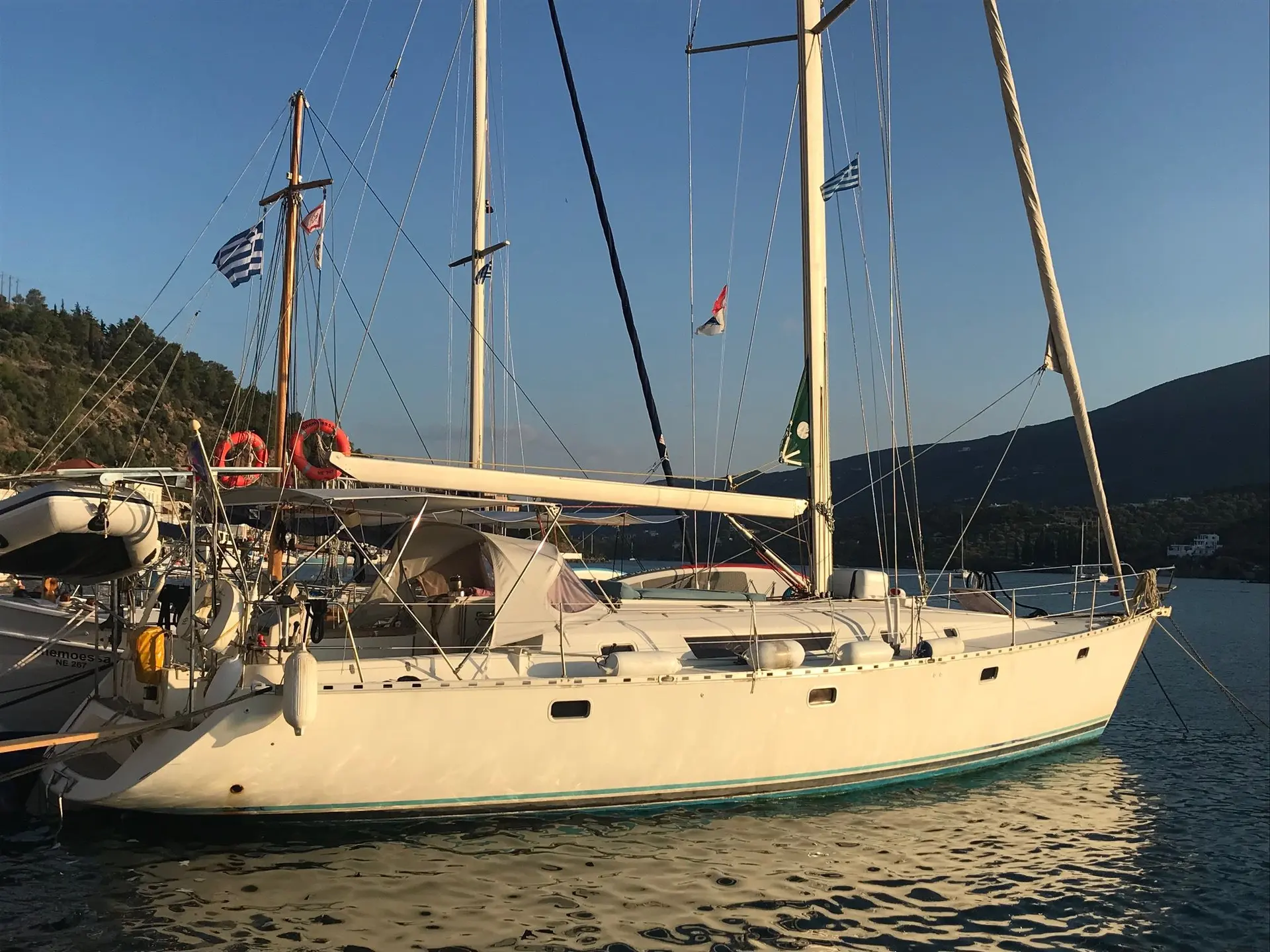 Gibert Marine Gib Sea 472 — Voilier blanc vu de profil dans une marina, avec ses mâts et son gréement.