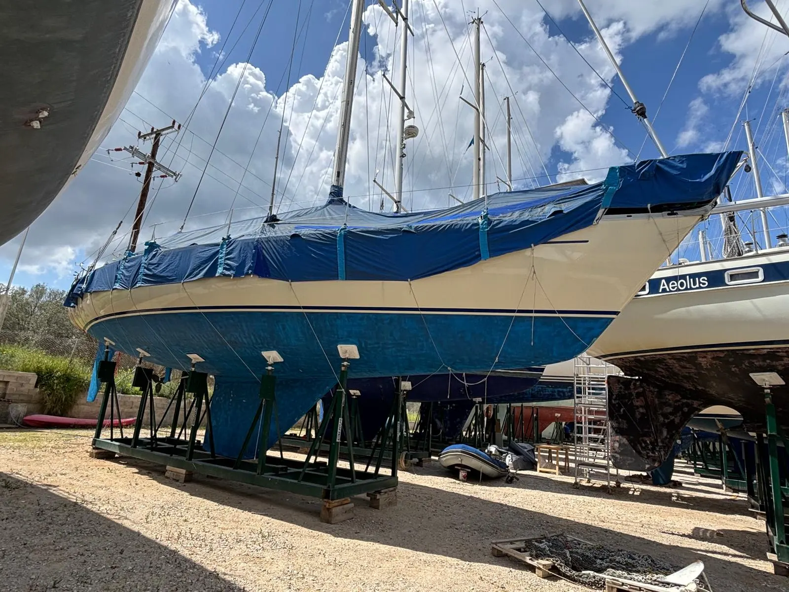 Grand Soleil 46 — Voilier bleu et blanc bâché, posé sur bers dans un chantier à terre.