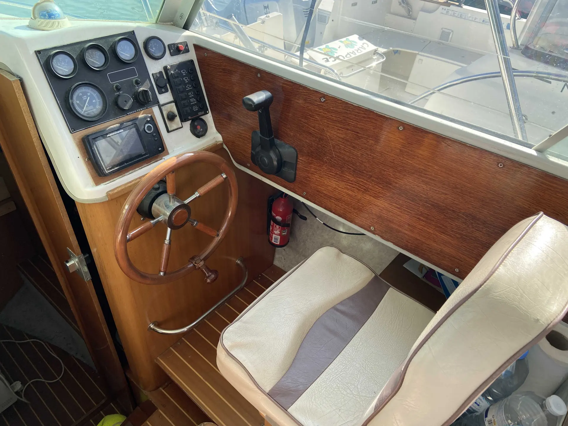 Ocqueteau 760 — Poste de pilotage intérieur avec tableau de bord, volant, manette et siège.