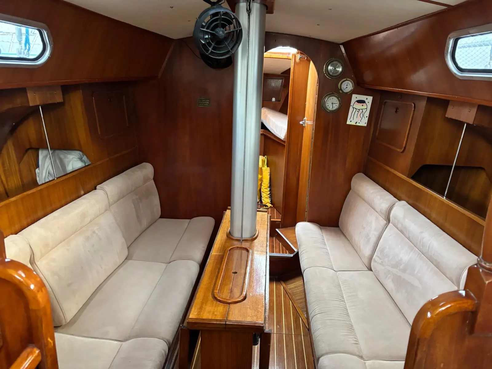 UFO 34 — Vue du carré intérieur avec deux banquettes, une table centrale et une cabine arrière.