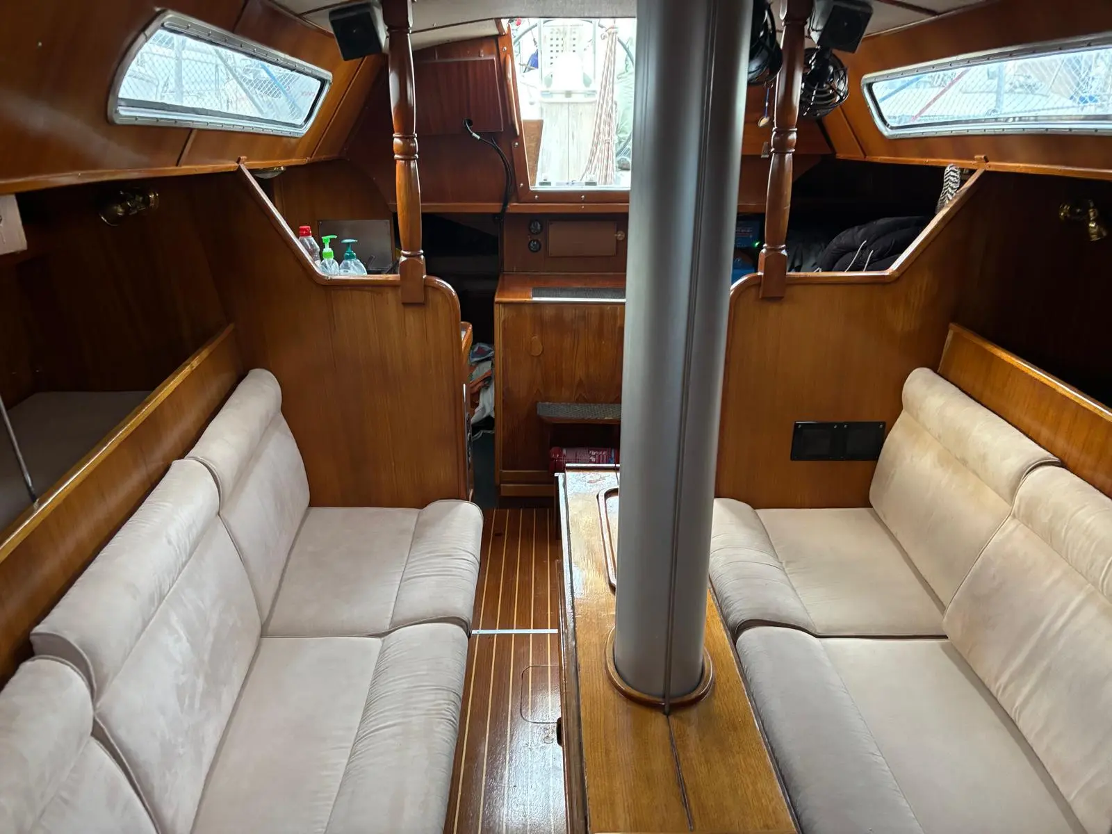 UFO 34 — Vue intérieure du carré en bois, avec banquettes et mât central.