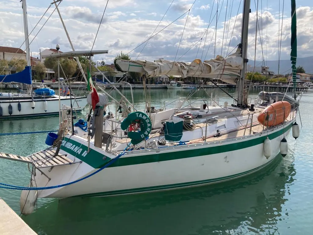 Wauquiez Centurion 47 — Voilier blanc et vert amarré dans un port, vu de trois quarts arrière.