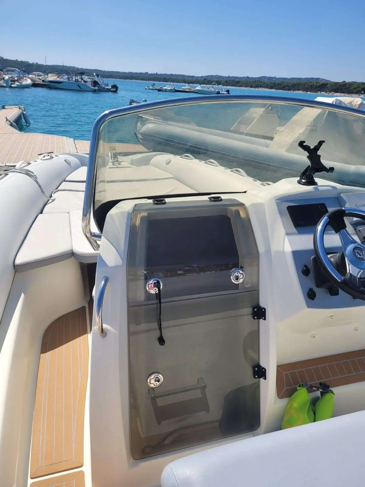 Zodiac N-ZO 760 — Vue du poste de pilotage et de la console d’un bateau pneumatique au port.