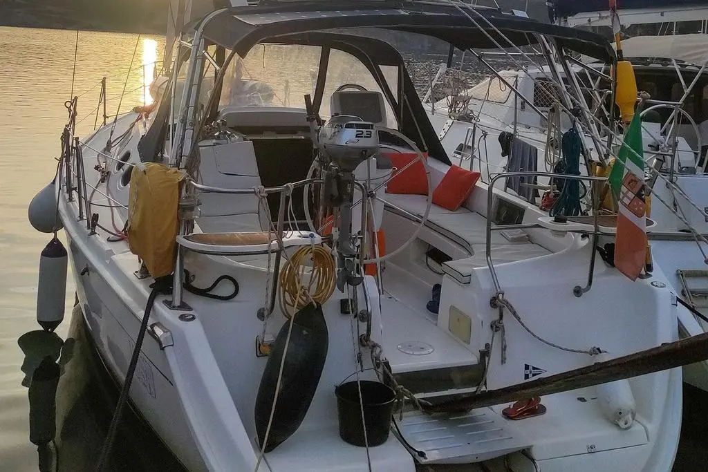 Hunter 36 — Vue arrière d’un voilier amarré, avec cockpit, moteur hors-bord et équipements visibles.