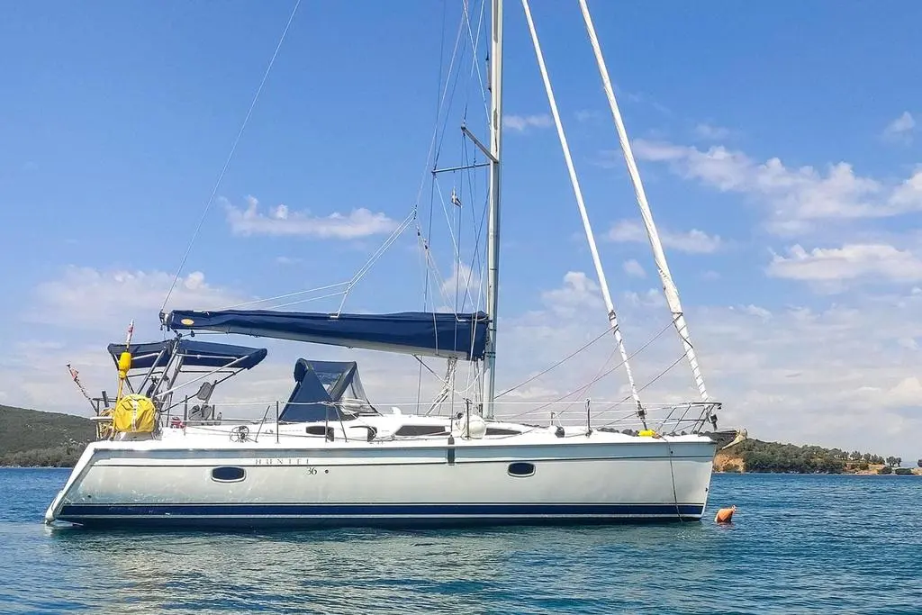 Hunter 36 — Voilier blanc vu de profil au mouillage, avec mât et voiles ferlées.