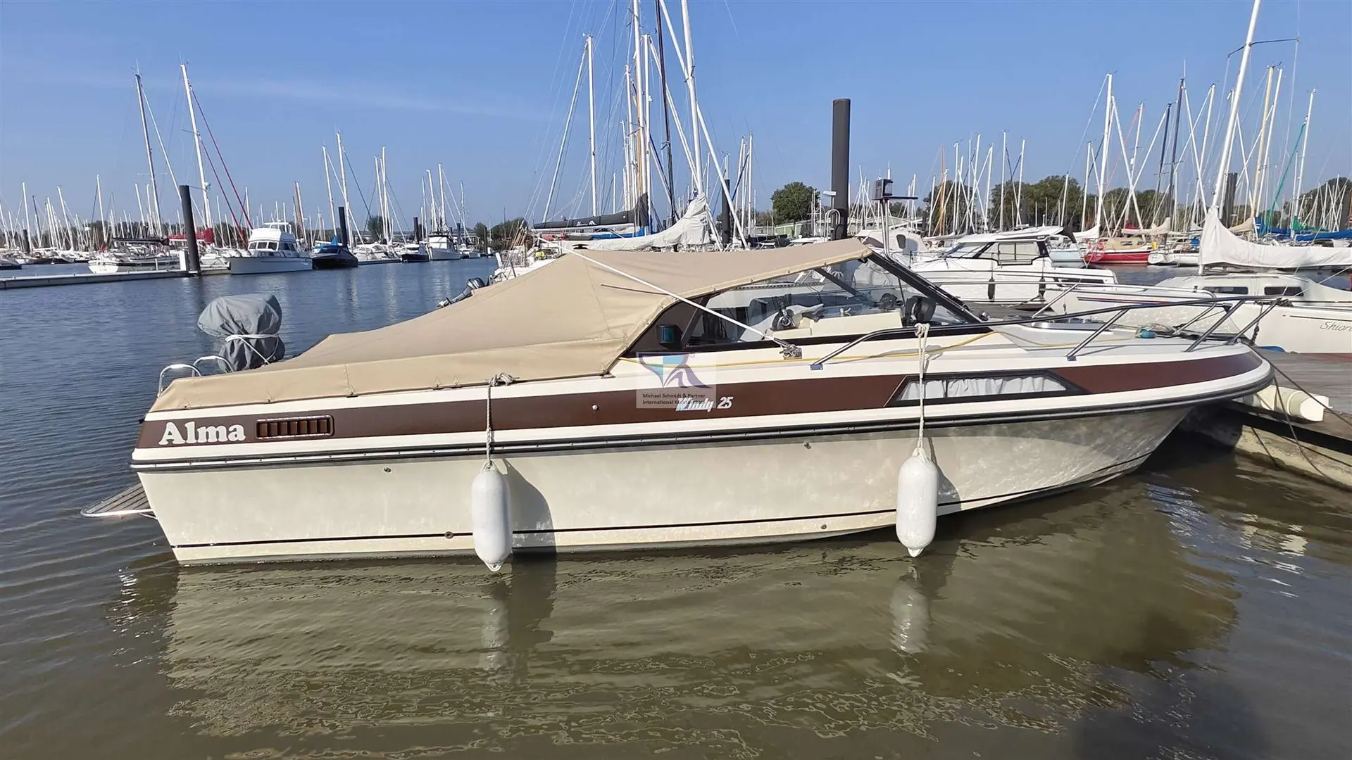 Windy 25 Mirage — Bateau à moteur amarré dans une marina, vu de profil.