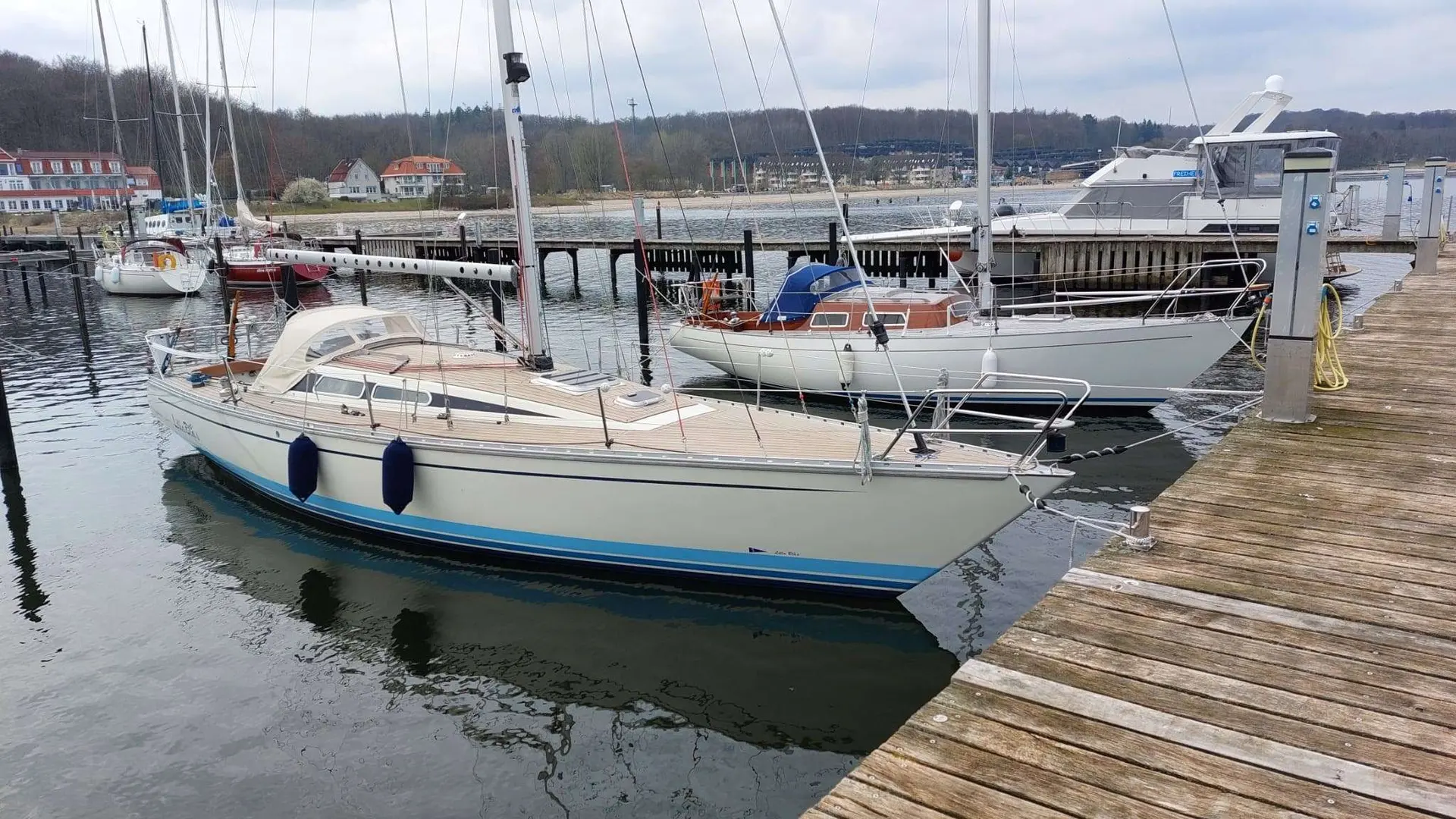 Luffe 37 — Voilier amarré dans une marina, photographié de trois quarts avant.
