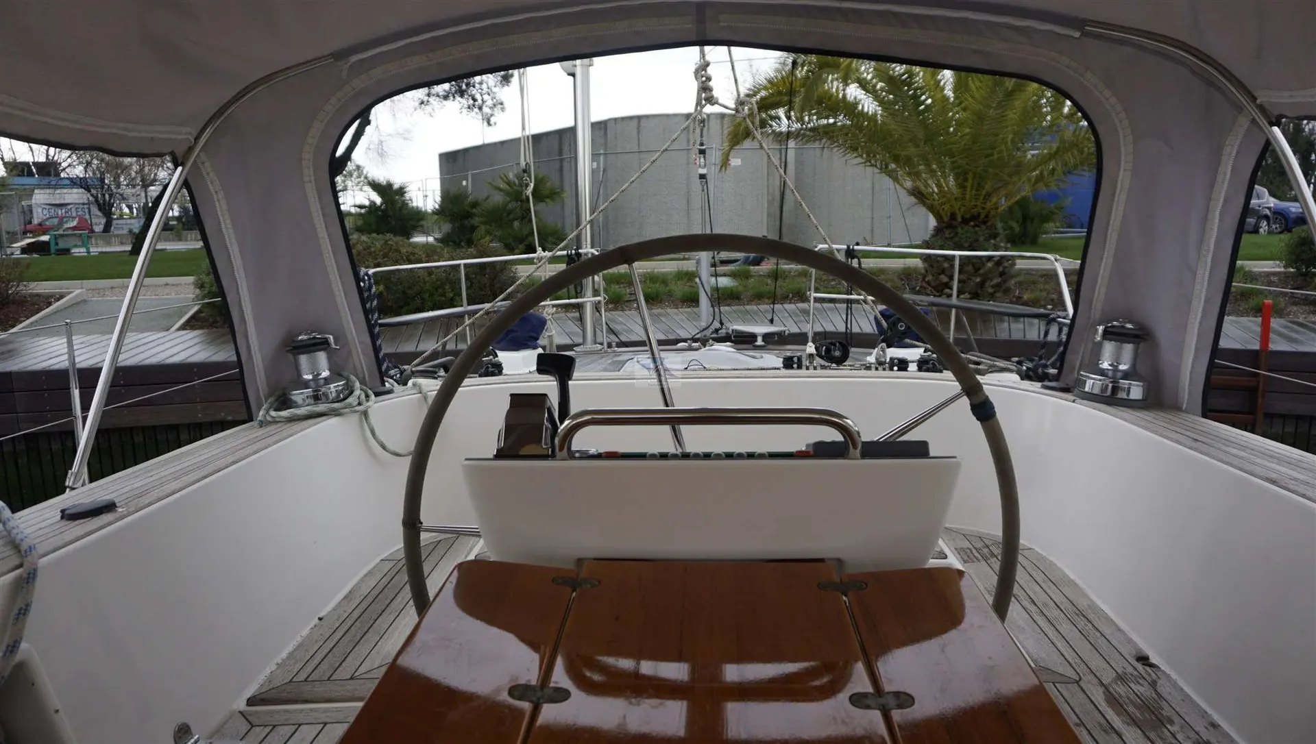 Hallberg Rassy 48 — Vue du poste de barre et du cockpit d’un voilier à quai.