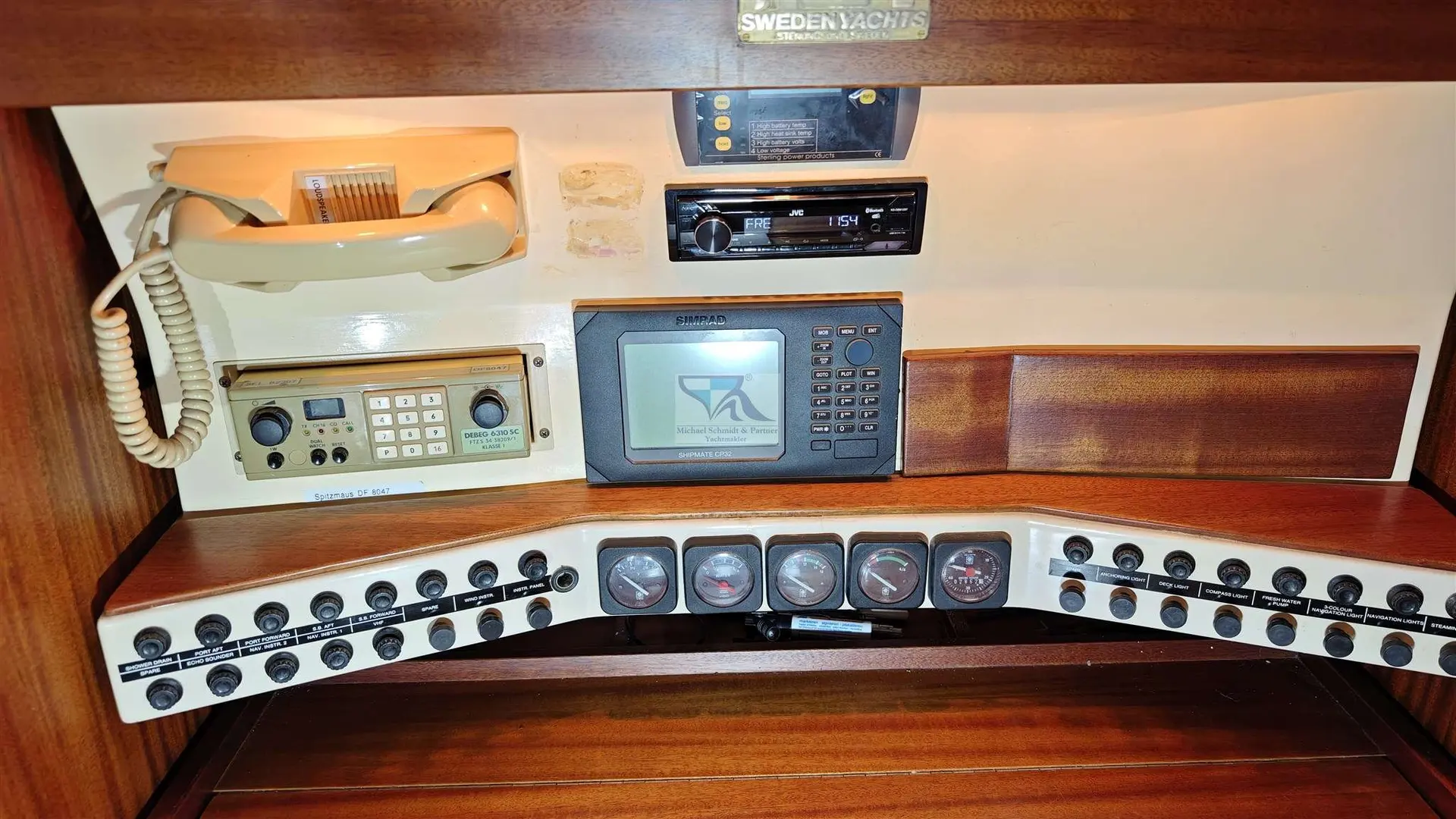 Sweden Yacht Sweden 340 — Console de navigation intérieure avec instruments, commandes et radio.