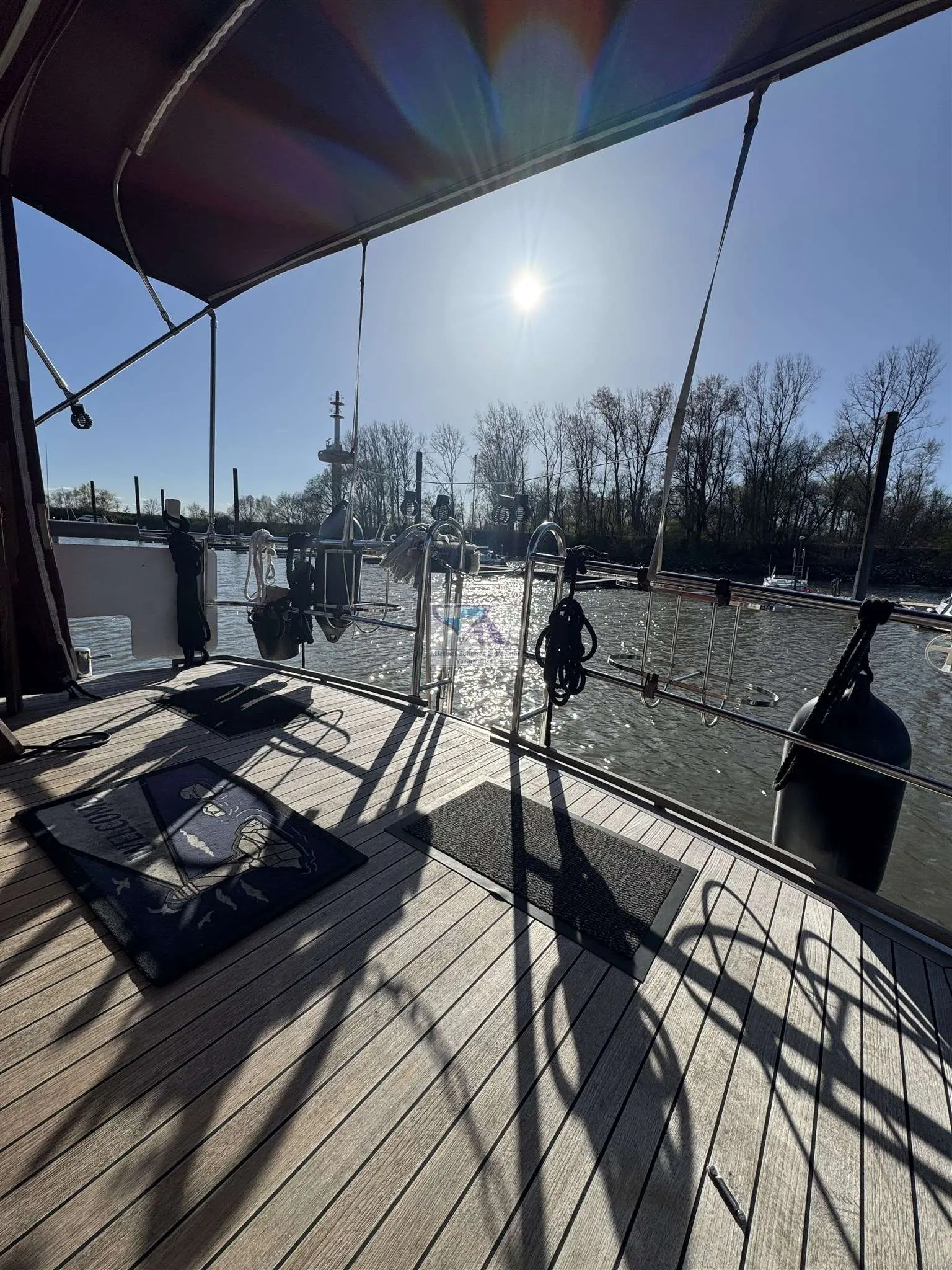 Boarnstream Boarncruiser 1000 — Vue du pont arrière d’un bateau avec garde-corps, amarres et taud.