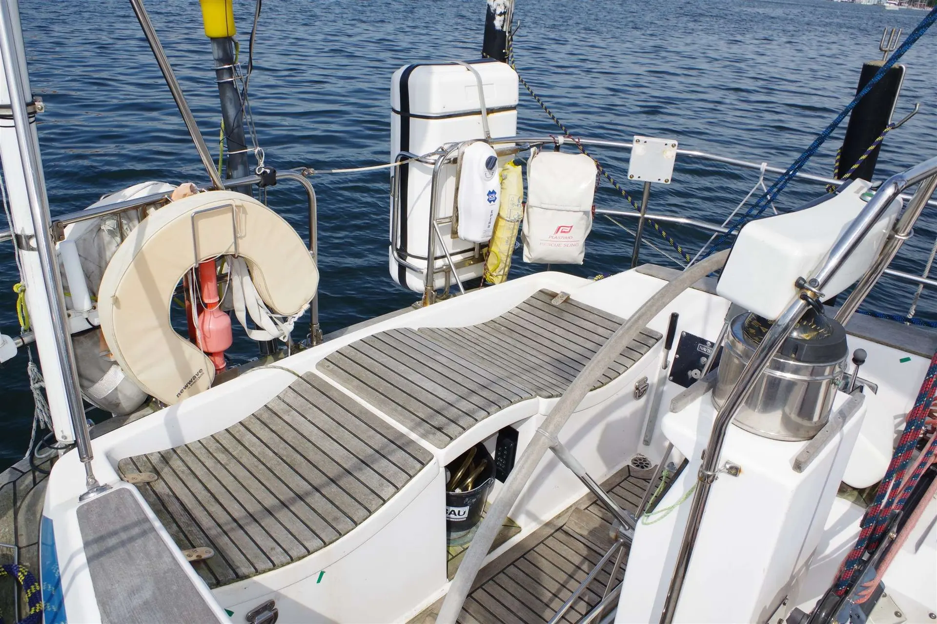 Hylas Yachts Hylas 51 — Vue rapprochée du cockpit arrière d’un voilier amarré, avec équipements de sécurité.