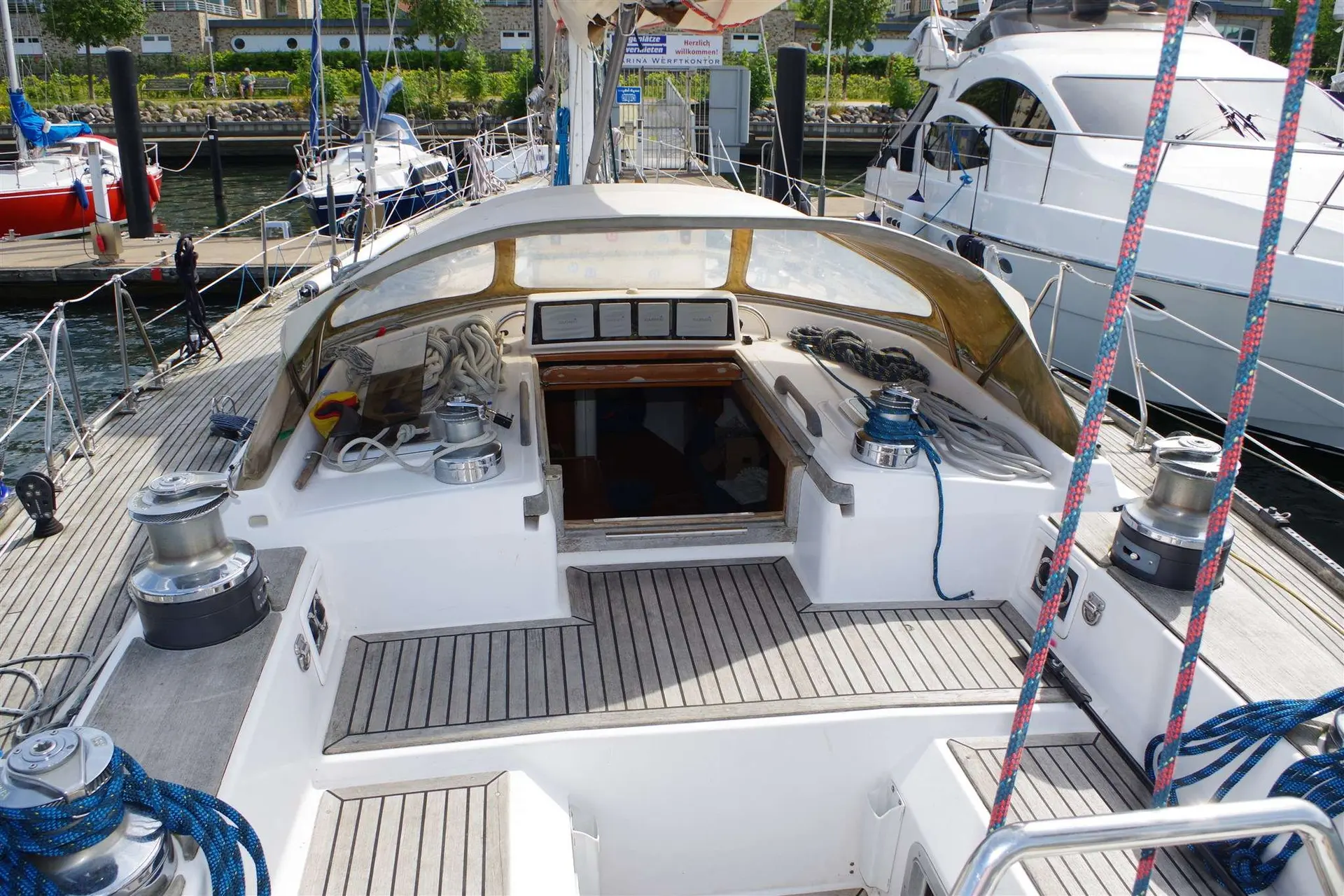 Hylas Yachts Hylas 51 — Vue du cockpit d’un voilier amarré, avec winchs, cordages et descente intérieure.